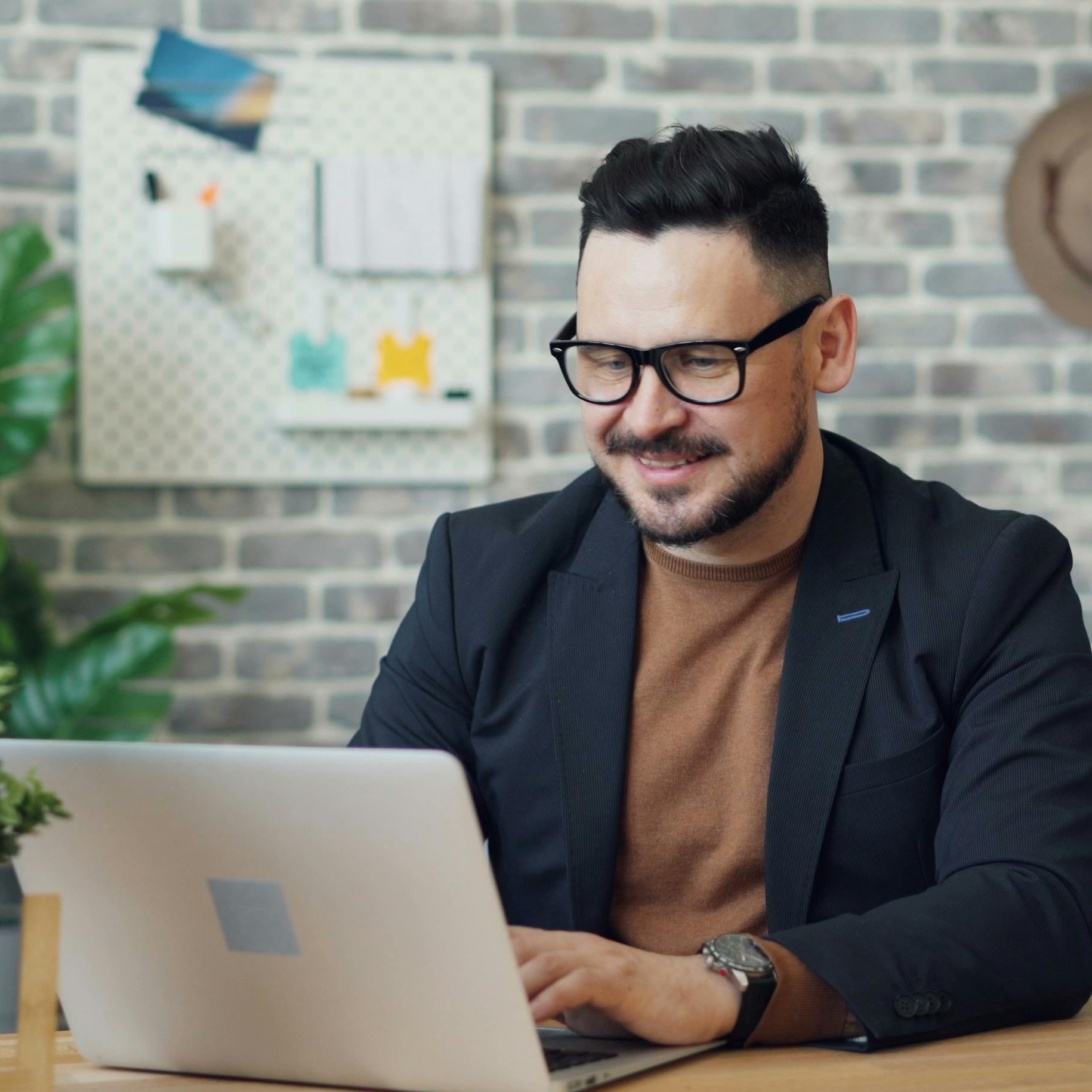 Uomo al computer che sorride